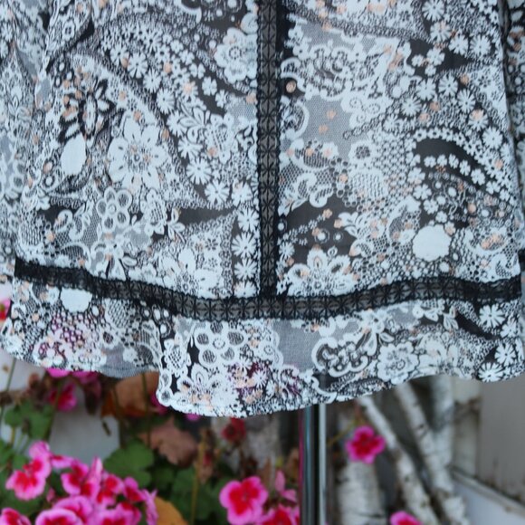 American Rag Cie Black White Paisley Lace Trim Sheer Ruffle Bottom Blouse Sz XL - Picture 3 of 7